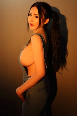 美女在床上打扑克