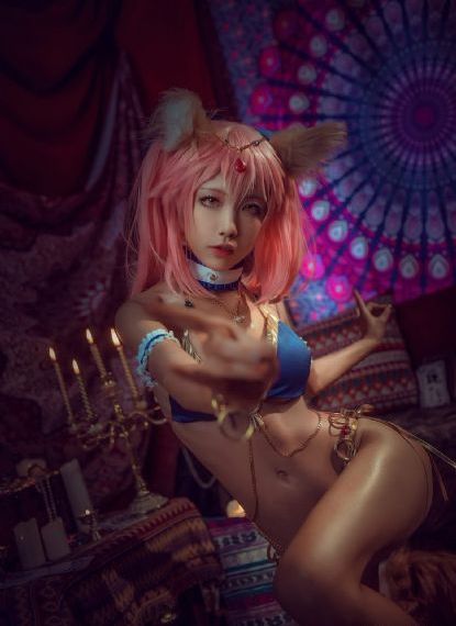 年轻的妈妈观看